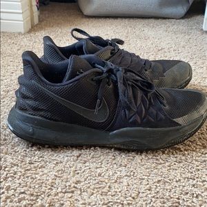 kyrie low top basketball shoes